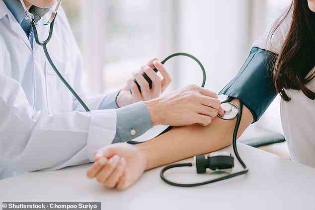 Blutdruckmessungen sollten an beiden Armen statt an einem durchgeführt werden, sagen Wissenschaftler