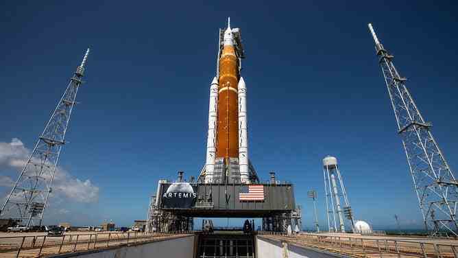 Andrew McCarthys Bild des Mondes hängt am 18. März 2022 auf dem Banner unter der NASA-Rakete Space Launch System (SLS) und dem Orion-Raumschiff auf der mobilen Trägerrakete im Kennedy Space Center der Agentur in Florida. 