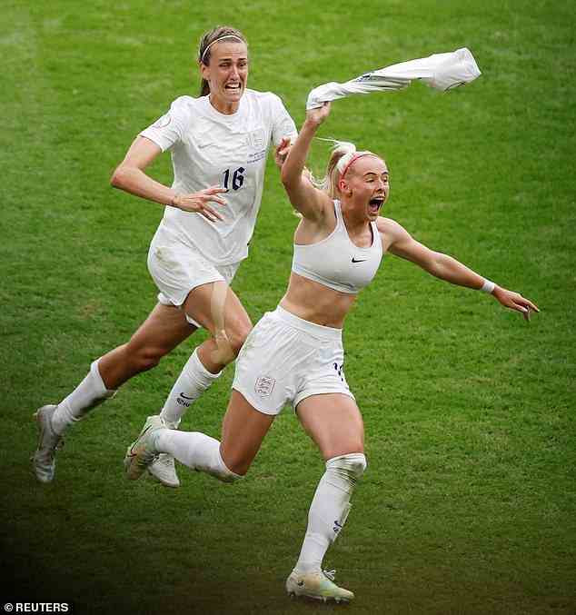 Der Moment, in dem Chloe Kelly, 24, ihr T-Shirt auszog, um in ihrem Sport-BH über das Spielfeld zu rennen, nachdem sie den Siegtreffer im Finale der Euro 2022 erzielt hatte, wurde von den Fans als „feministisches Bild des Jahrzehnts“ gefeiert.