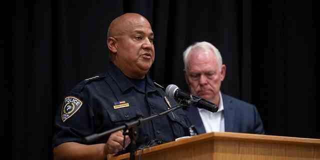 Der Polizeichef von Uvalde, Pete Arredondo, spricht auf einer Pressekonferenz nach der Schießerei an der Robb Elementary School in Uvalde, Texas, USA, am 24. Mai 2022.