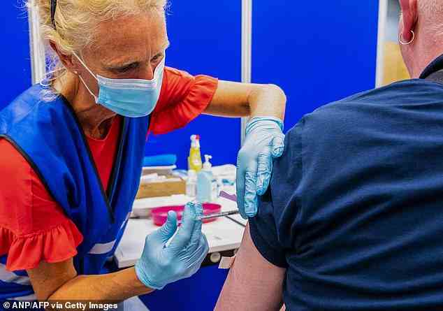 Die EU hat eine neue Gesundheitsbehörde, HERA, geschaffen, nachdem sie es versäumt hatte, Covid-Impfstoffe mit der gleichen Geschwindigkeit wie Länder wie Großbritannien zu sichern.  Im Bild: Eine Person erhält eine Dosis des Affenpocken-Impfstoffs im GGD Haaglanden in Den Haag in den Niederlanden
