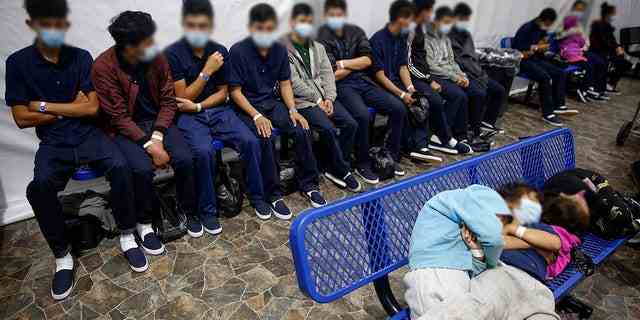 Junge unbegleitete Migranten warten im März 2021 an der sekundären Verarbeitungsstation in der US-Zoll- und Grenzschutzeinrichtung darauf, an die Reihe zu kommen. 