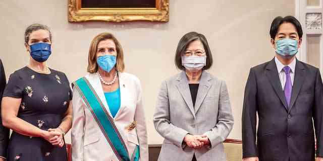 Die Sprecherin des Repräsentantenhauses, Nancy Pelosi, posiert für ein Foto mit Taiwans Führern.