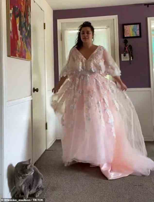 Eine zukünftige Braut war begeistert, nachdem sie das Hochzeitskleid anprobiert hatte, das sie online für 200 Dollar gekauft hatte