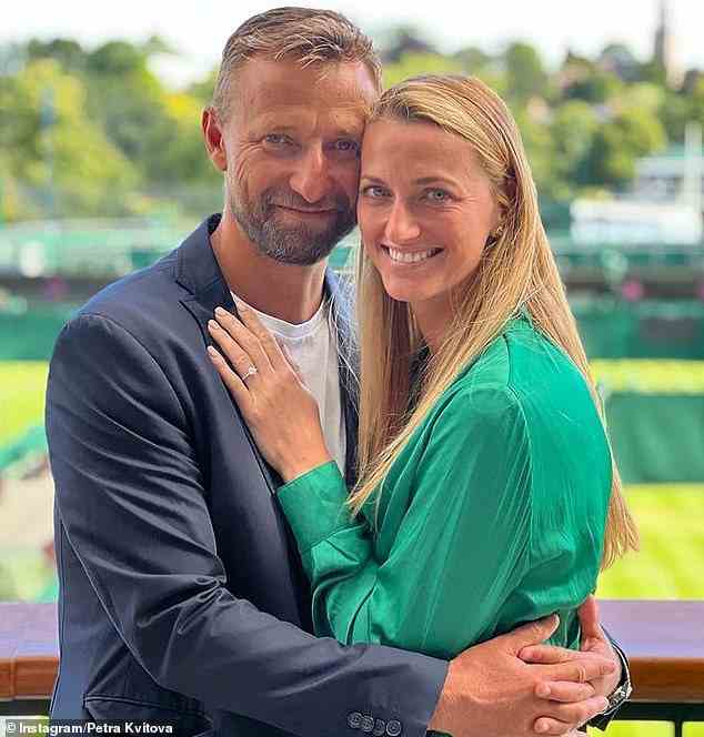 Petra Kvitova ist verlobt.  Ihr Freund und Trainer Jiri Vanek, 44, im Bild, ging diese Woche in Wimbledon, wo Petra 2011 und 2014 siegreich war, auf die Knie