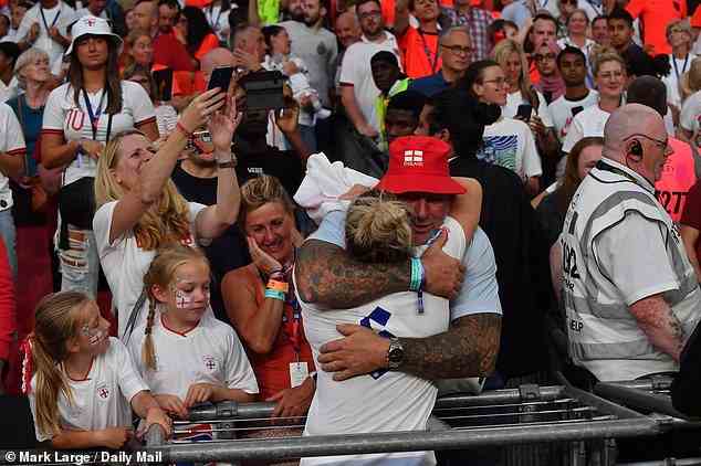 Fans feiern in Wembley ohne soziale Distanzierung oder Masken, als England Deutschland in einem historischen Euro-Finale besiegte