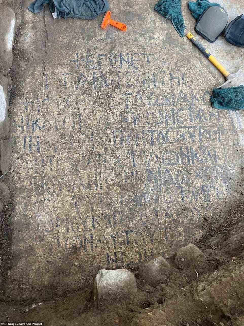Das Mosaik wurde letztes Jahr entdeckt, war jedoch mit Schmutzschichten bedeckt, die einige Zeit in Anspruch nahmen, um sie sorgfältig zu entfernen.  Das neueste Update ist, dass das Team jetzt die altgriechischen Inschriften übersetzt hat