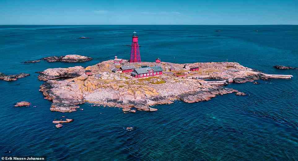 Abgelegen: Harriet Sime wohnt auf der Insel Pater Noster (im Bild) vor der Westküste Schwedens, die einen Leuchtturm aus dem 19. Jahrhundert und ein neues Hotel hat