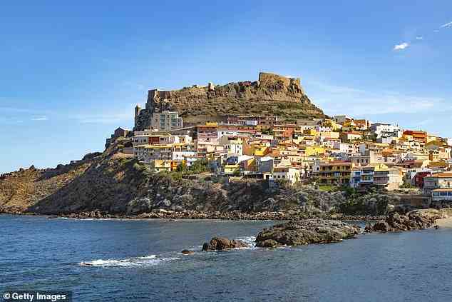 Sardinien ist die zweitgrößte Insel im Mittelmeer und gilt seit langem als Naturjuwel mit einer reichen Kulturgeschichte (im Bild die Küstenstadt Castelsardo).