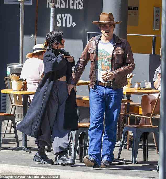 Lisa Origliasso und ihr Ehemann Logan Huffman genossen am Dienstag ein Kaffee-Date.  Beide abgebildet