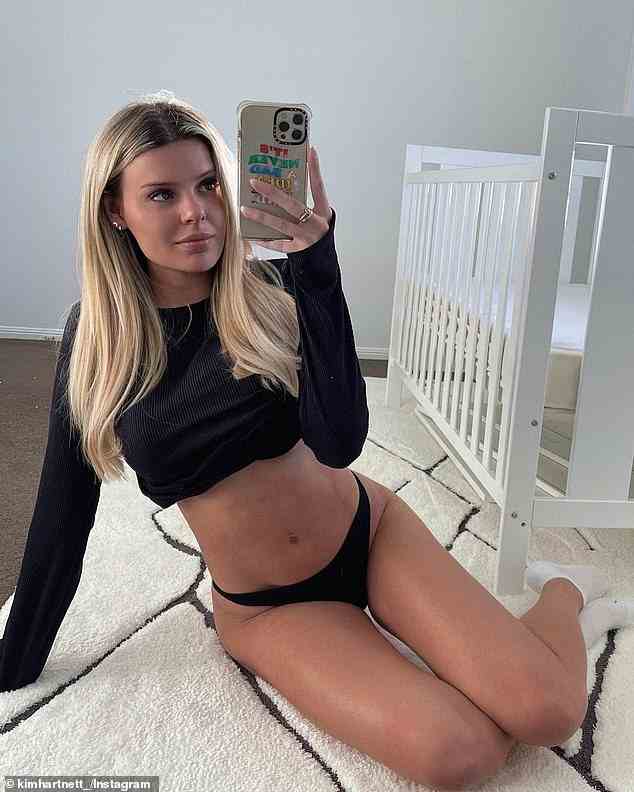 Der Star von Love Island Australia, Kim Hartnett (im Bild), zog sich eine Woche nach der Geburt des neugeborenen Sohnes Chase bis auf die Unterwäsche aus, um ihren unglaublichen Körper zu zeigen