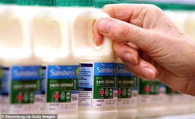 £ 1 Pint: Milch hat zusammen mit anderen Milchprodukten einige der größten Preissteigerungen erlebt, da die Lebenshaltungskosten in den letzten Monaten stark gestiegen sind