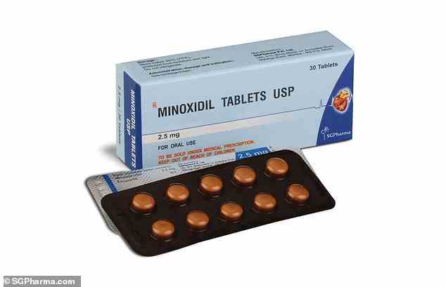 Minoxidil – verkauft unter dem Markennamen Rogaine – kann helfen, Haarausfall umzukehren, wenn es oral als Pille eingenommen wird, sagen Ärzte.  Dies ist jedoch nicht von der Food and Drug Administration genehmigt