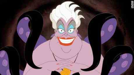 Pat Carroll sprach die Rolle der Meereshexe Ursula in Disneys „Arielle, die Meerjungfrau“ aus.  (1989).