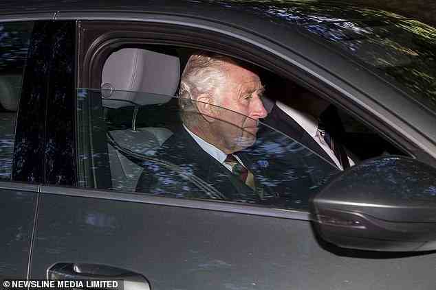 Prinz Charles, 73, fuhr am Sonntagmorgen selbst zum Gottesdienst in Crathie Kirk, in der Nähe von Balmoral;  Der Thronfolger war ein regelmäßiger Besucher in Balmoral, während die Königin, 96, trotz anhaltender Mobilitätsprobleme ihren jährlichen Sommeraufenthalt dort genießt