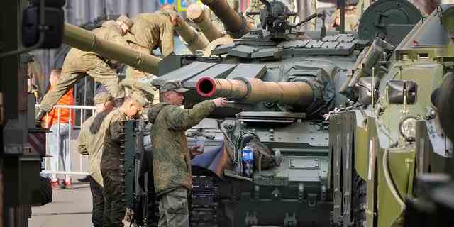 Russische Soldaten tönen ihre T-72-Panzer am Vorabend der Militärparade zum Tag des Sieges 
