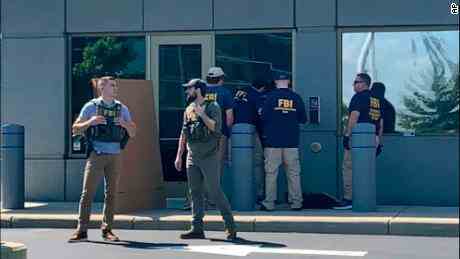 Mitglieder des FBI versammeln sich vor dem FBI-Büro in Cincinnati, nachdem ein bewaffneter Mann versucht hatte, in das Gebäude einzudringen.