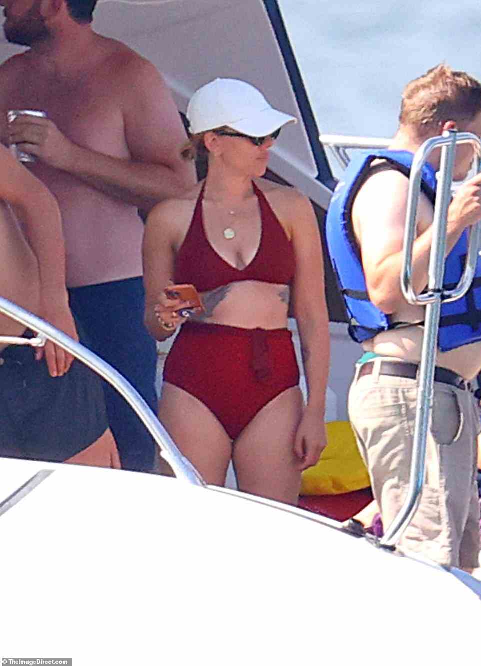 Rot oder nicht!  Scarlett Johansson begeisterte in einem weinroten Bikini, als sie sich am Freitag mit ihrem Mann und mehreren Freunden an Bord eines Bootes vor der Küste der Hamptons entspannte
