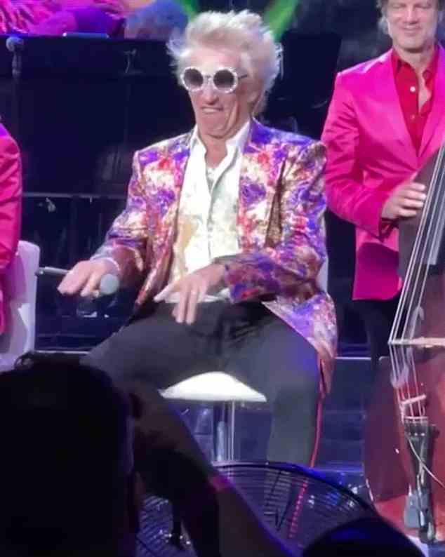 „Ich liebe dich immer noch, Elt“: Sir Rod Stewart, 77, macht sich auf der Bühne über seinen Kumpel Elton John lustig, während er ihn in einem nachgeahmten Ensemble verkörpert