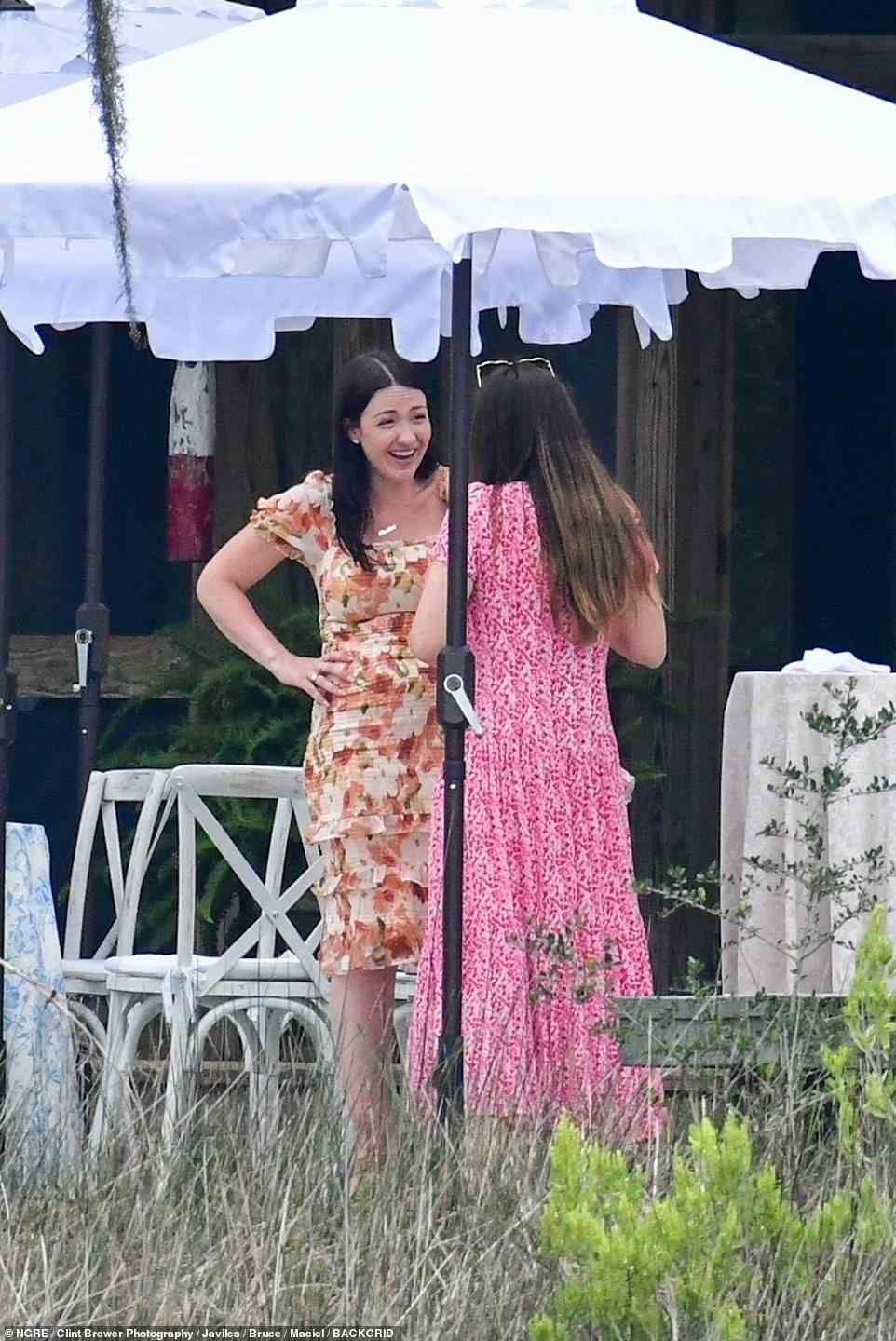 Weibliche Gäste trugen bunte, geblümte Sonnenkleider, als sie sich am Sonntag vor Ben Afflecks 8,9 Millionen Dollar teurer Villa unterhielten