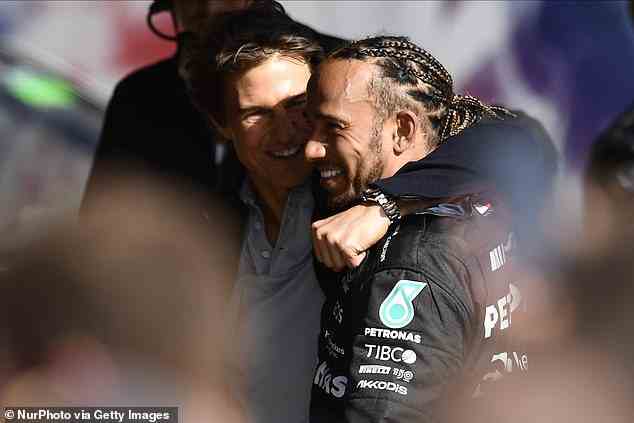 Formel-1-Fahrer Lewis Hamilton (rechts) gab bekannt, dass er die Chance, neben Tom Cruise (links) in Top Gun: Maverick zu spielen, qualvoll aufgeben musste