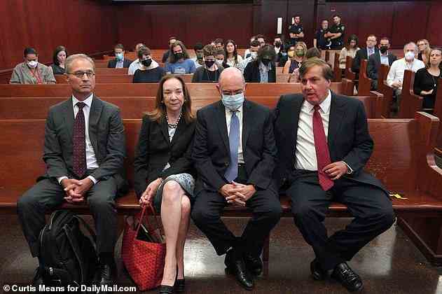 Der ehemalige Chief Financial Officer der Trump Organization, Allen Weisselberg, zweiter von rechts, sitzt am Donnerstag mit seinen Anwälten, darunter Mary Mulligan, in einem New Yorker Gerichtssaal