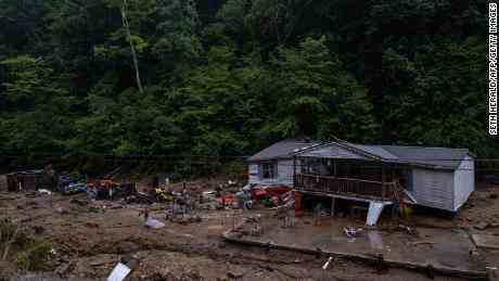 Trümmer umgeben ein schwer beschädigtes Haus in der Nähe von Jackson, Kentucky, am 31. Juli 2022.
