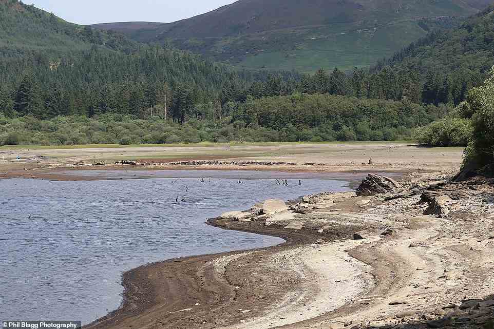 Das Unterwasserdorf Llanwddyn wurde aufgrund wochenlanger Trockenheit unter der Oberfläche des Vyrnwy-Sees freigelegt