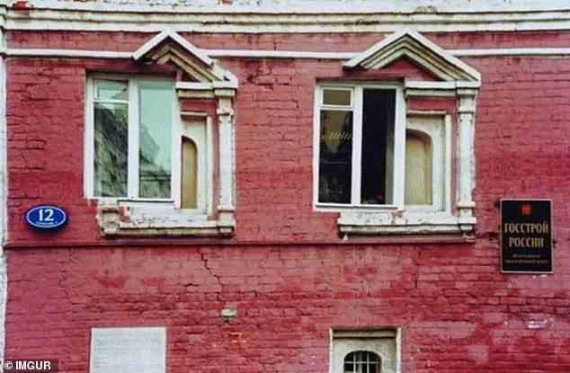 Messungen etwas daneben?  Es scheint, als hätte derjenige, der dieses Haus in Russland gebaut hat, sein Maßband vergessen, was zu diesen nicht ausgerichteten Fenstern führte