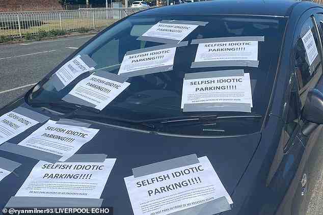 Der schwarze Vauxhall Corsa, geparkt in Dovecot, Liverpool, war mit wütenden A4-Zetteln übersät, die das „egoistische, idiotische Parken“ forderten.  Es wird angenommen, dass das Auto ungeschickt geparkt ist und eine Skip-Sammlung blockiert hat, deren Umbuchung nach Angaben des Hausbesitzers Hunderte von Pfund gekostet hat.