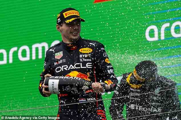 Max Verstappen strahlt nach dem Sieg beim Grand Prix von Ungarn am Sonntag in Budapest