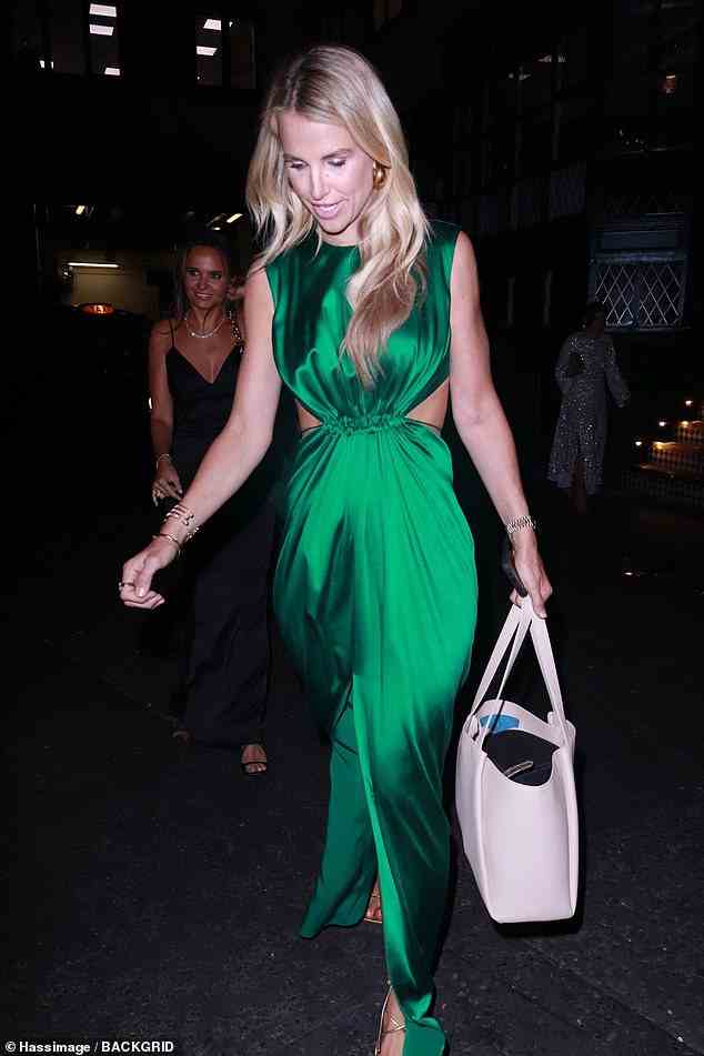 Wunderschön: Vogue Williams, 37, nagelte einen glamourösen Look in einem ausgeschnittenen grünen Satinkleid, als sie am Freitag mit Ehemann Spencer Matthews an der Hochzeit einer Freundin in Mayfair teilnahm