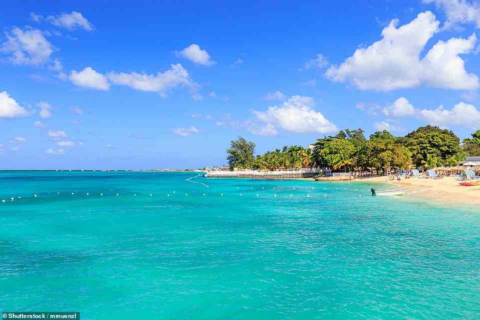 Paradies: Es gibt viele Gründe, das sonnenverwöhnte Paradies Jamaikas zu besuchen, wo Sie wunderschöne weiße Sandstrände wie den atemberaubenden Doctor's Cave Beach (oben) in Montego Bay finden