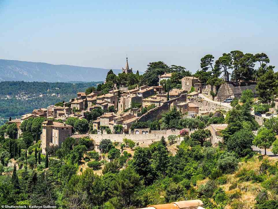 Der Aufstieg lohnt sich: Mark Porter radelt auf einer E-Bike-Tour durch die Provence durch das historische Bonnieux (im Bild).