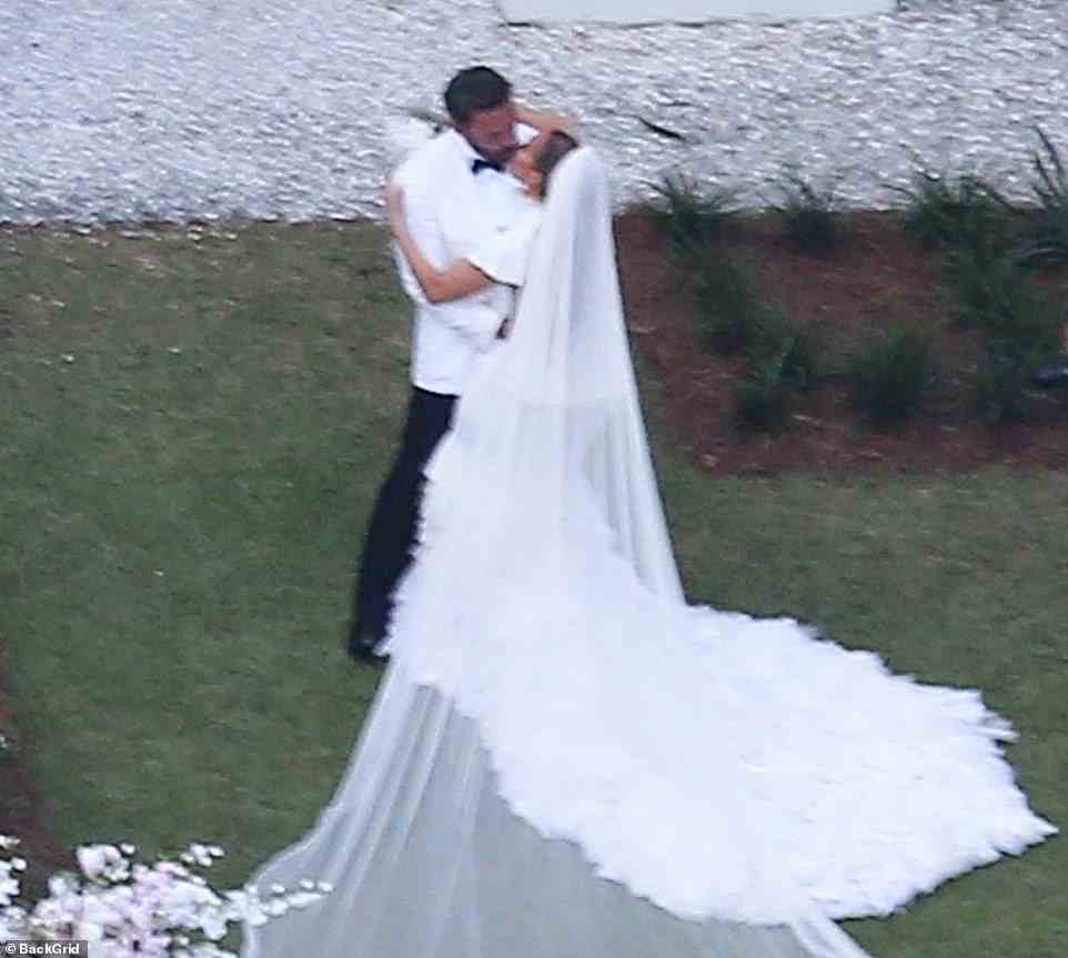 Im Bild: Ben Affleck und Jennifer Lopez teilen sich am Samstag ihren Hochzeitskuss in seinem 8,9 Millionen Dollar teuren Anwesen in Georgia