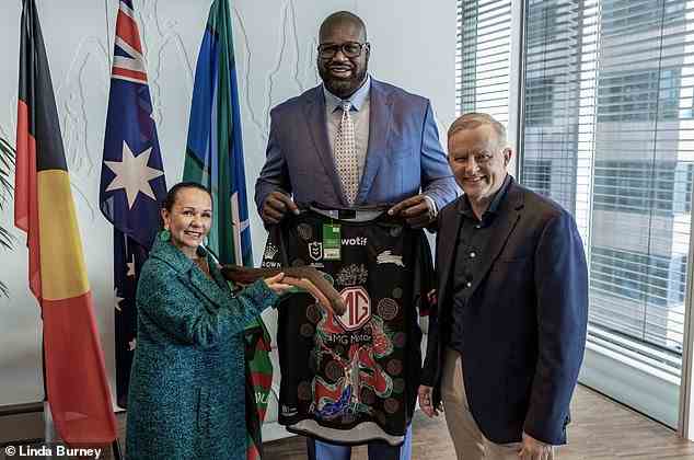 NBA-Legende Shaquille O'Neal (Mitte) ist mit der indigenen australischen Ministerin Linda Burney (links) und Premierminister Anthony Albanese (rechts) abgebildet.