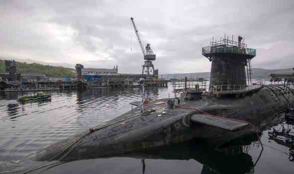 U-Boot der Vanguard-Klasse HMS Vigilant, eines der vier britischen U-Boote mit Atomsprengköpfen auf der HM Naval Base Clyde, Faslane