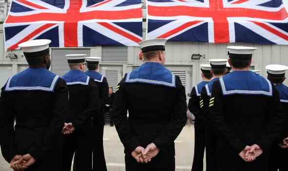 U-Bootfahrer stehen während einer Zeremonie stramm, um 'Artful' offiziell zu einem in Auftrag gegebenen Kriegsschiff der Royal Navy zu machen