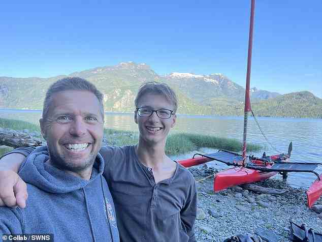 Ryan, 45, fuhr mit seinem Sohn Aidan, 19, in British Columbia Kajak, als sie die majestätische Leistung des Wals sahen