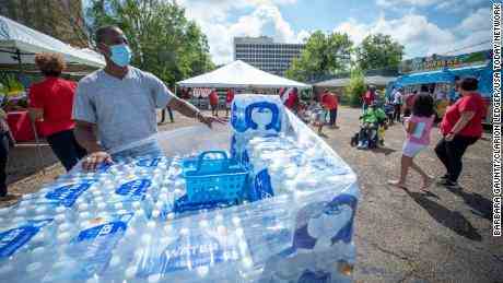 Die Wasserkrise in Jackson, Mississippi, ist so schlimm geworden, dass der Stadt vorübergehend kein Wasser in Flaschen mehr zur Verfügung stand, um sie den Einwohnern zu geben