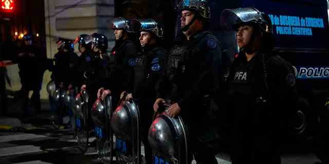 Die Polizei bewacht die Szene, in der ein Mann während einer Veranstaltung vor ihrem Haus im Viertel Recoleta in Buenos Aires, Argentinien, am Donnerstag, den 1. September 2022, eine Waffe auf Argentiniens Vizepräsidentin Cristina Fernandez richtete. 