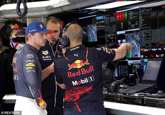 Verstappen kehrte nach dem mechanischen Fehler in die Garage zurück, um mit Red Bull-Mitarbeitern zu sprechen