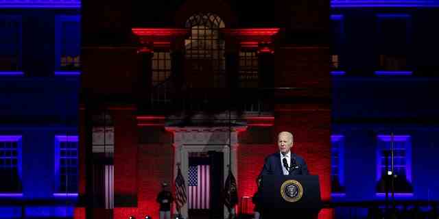 Präsident Biden hält am 1. September 2022 vor der Independence Hall in Philadelphia eine Rede zum Schutz der amerikanischen Demokratie.