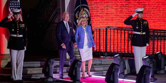 Präsident Biden und First Lady Dr. Jill Biden treffen am 1. September 2022 vor einer Rede zum Schutz der amerikanischen Demokratie vor der Independence Hall in Philadelphia ein.