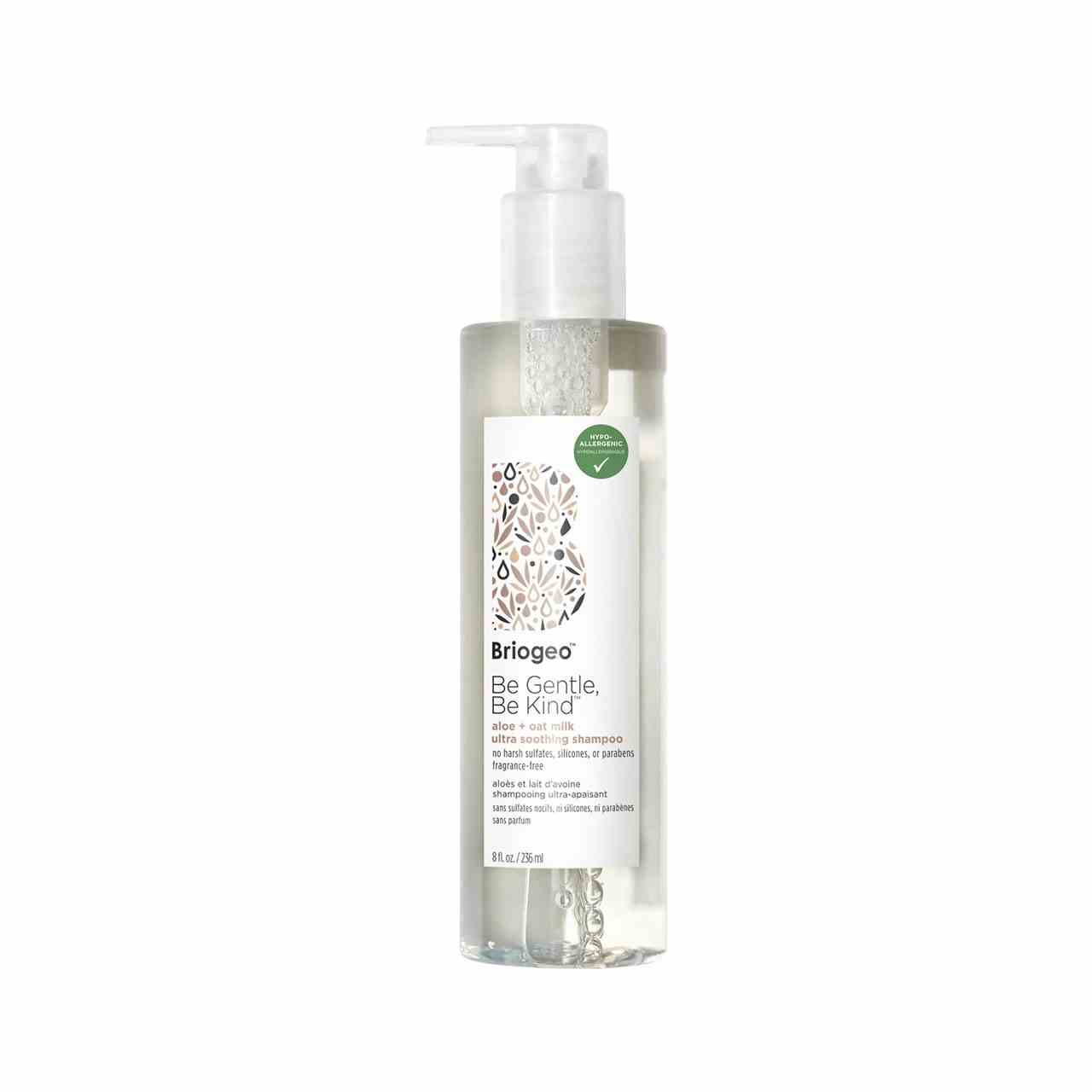 Briogeo Be Gentle, Be Kind Aloe + Oat Milk Ultra Soothing Shampoo transparente Flasche mit Pumpverschluss auf weißem Hintergrund
