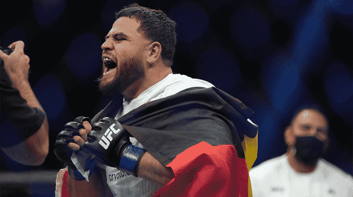 11. Dez. 2021;  Las Vegas, Nevada, USA;  Tai Tuivasa wird während UFC 269 in der T-Mobile Arena durch KO gegen Agusto Sakai zum Sieger erklärt.
