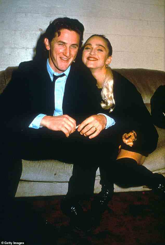Öffnung: Madonnas kryptische Beiträge kamen nur ein paar Tage, nachdem sie sich über ihre beiden Ehen und ihr Sexualleben geöffnet hatte (abgebildet mit Sean Penn im Jahr 1987)