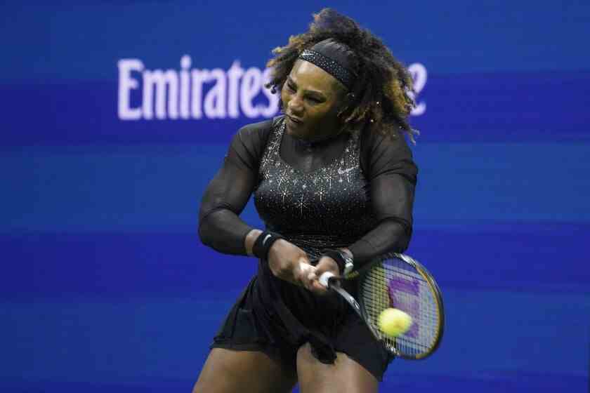 Serena Williams gibt in der dritten Runde der US Open einen Schuss an Ajla Tomljanovic zurück.