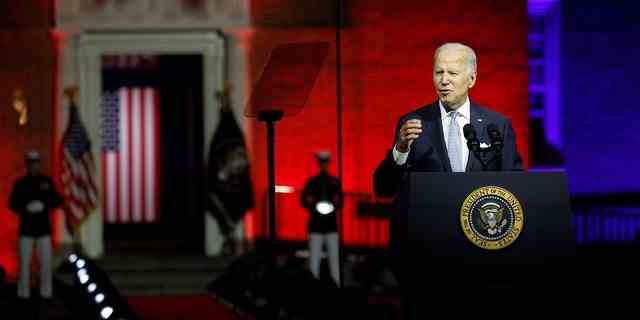 Präsident Biden, geschützt durch kugelsicheres Glas, gibt Bemerkungen zu dem ab, was er das nennt "Fortsetzung des Kampfes um die Seele der Nation" vor der Independence Hall in Philadelphia, 1. September 2022. 