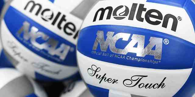 NCAA-Logos werden während des Division-I-Frauen-Volleyball-Halbfinals gezeigt, das am 19. Dezember 2019 in der PPG Paints Arena in Pittsburgh, Pennsylvania, ausgetragen wird.